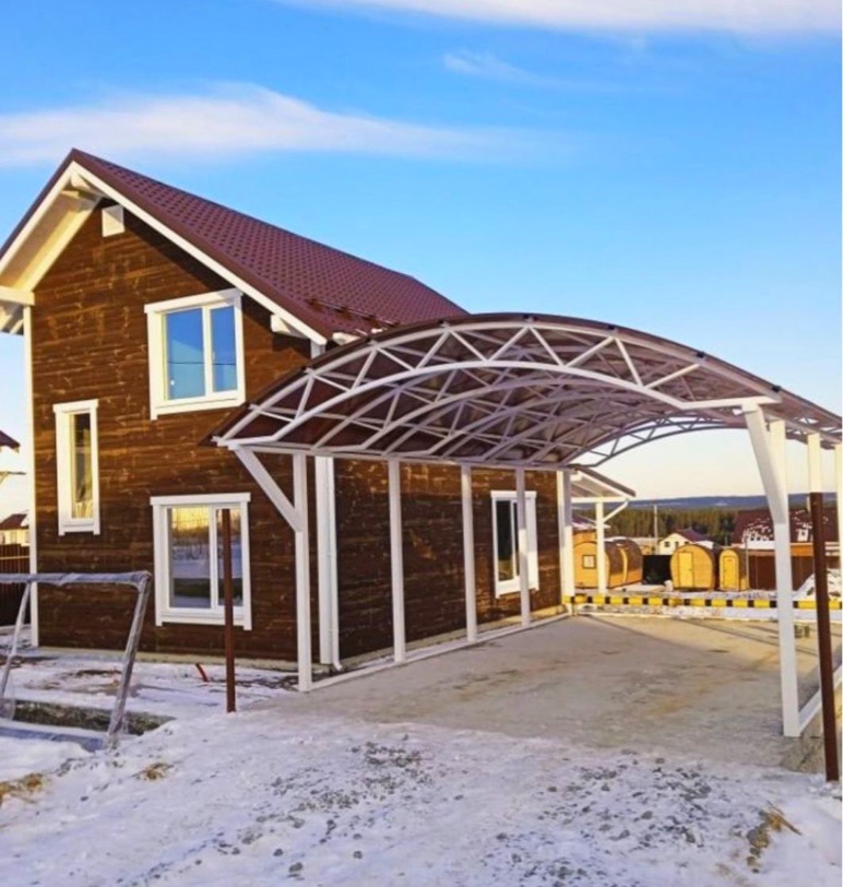 Арочный автонавес из темного поликарбоната (белые столбы) Односкатный навес из сотового поликарбоната