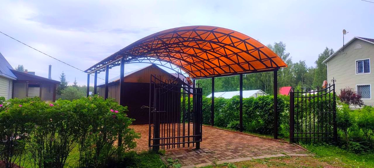 Современный автонавес с крышей из поликарбоната